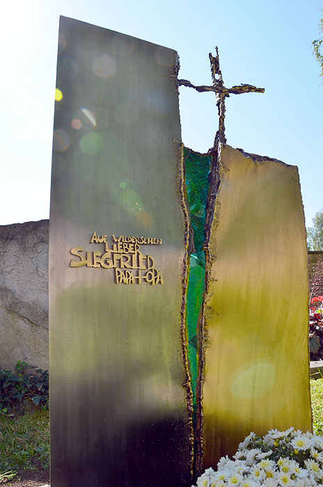 Grave sculpture of silver stailess steel, green polished steel and bronze sheet
