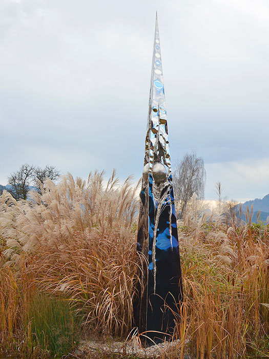 Welded garden sculpture made of blue and mirror-polished stainless steel sheet